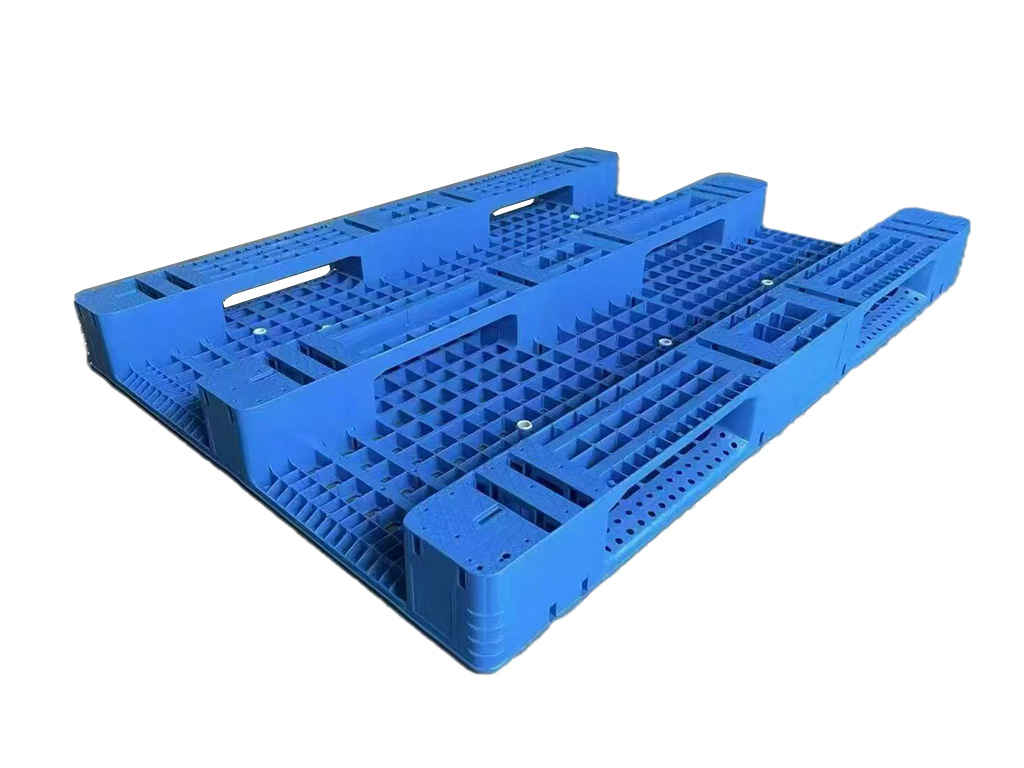 BH1712 plastic pallet bottom view showing three runners